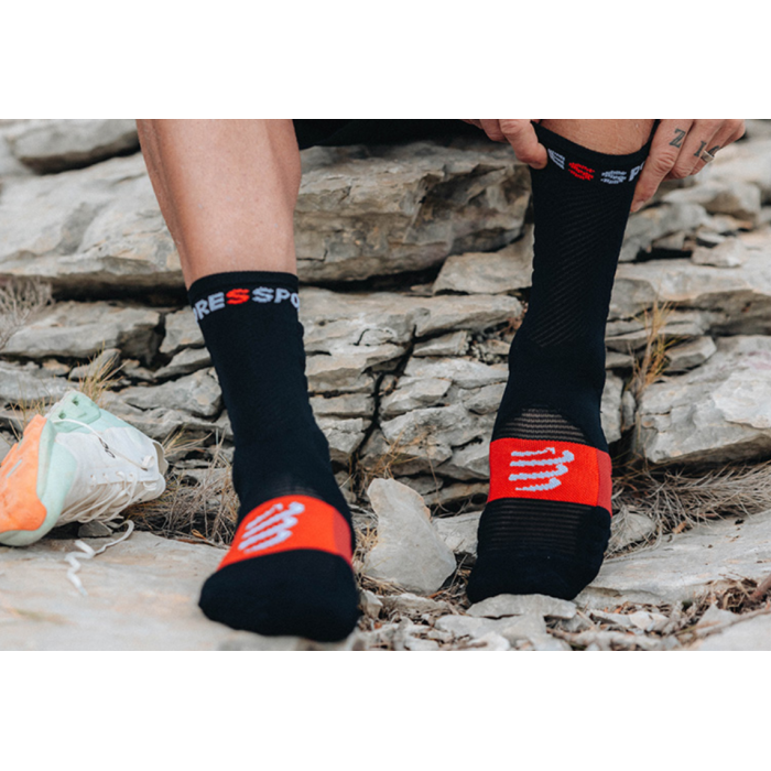 Compressport kojinės Ultra Trail v2.0 35-38 black/red