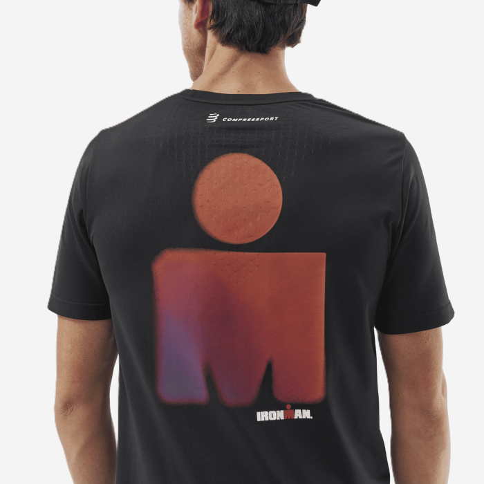 COMPRESSPORT TRAINING SS IRONMAN 2025 vyriški bėgimo marškinėliai